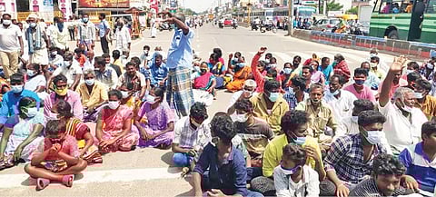 விழுப்புரம் ஆட்சியர் அலுவலக பெருந்திட்ட வளாகம் எதிரே சாலைமறியலில் ஈடுபட்ட கிராம மக்கள் .