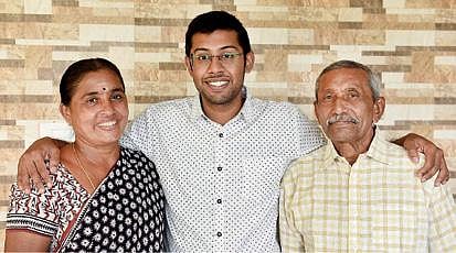பெற்றோர் தர்மலிங்கம், அமிர்தவள்ளியுடன் ரஞ்சித்.படம்: ஜெ.மனோகரன்.