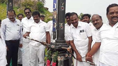 சாத்தனூர் அணையில் இருந்து தண்ணீரைத் திறந்துவிடும் செங்கம் சட்டப்பேரவை உறுப்பினர் மு.பெ.கிரி.  