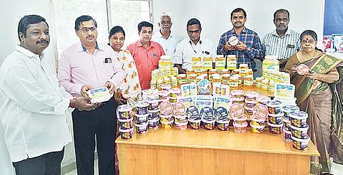 தீபாவளி பண்டிகையை முன்னிட்டு, வேலூர் சத்துவாச்சாரியில் உள்ள ஆவின் நிறுவனத்தில் சிறப்பு இனிப்பு வகைகளை அறிமுகப்படுத்தி விற்பனையை தொடங்கி வைத்த பொது மேலாளர் ரவிக்குமார்.படம்:வி.எம்.மணிநாதன்.