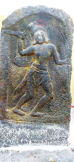 திருவண்ணாமலையில் உள்ள சோழர் கால நடுகல் கல்வெட்டு.