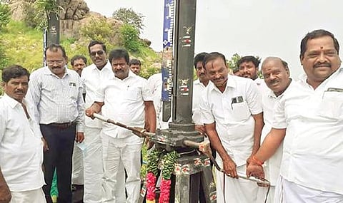 சாத்தனூர் அணையில் இருந்து தண்ணீரை நேற்று திறந்து வைத்த செங்கம் சட்டப்பேரவை உறுப்பினர் மு.பெ.கிரி.