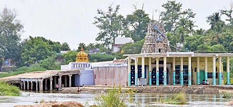 தாமிரபரணியில் வெள்ளம் குறைந்ததை அடுத்து திருநெல்வேலி குறுக்குத்துறையில் உள்ள சுப்பிரமணிய சுவாமி கோயில் மண்டபங்கள் வெளியே தெரிந்தன.  படம்: மு. லெட்சுமி அருண்