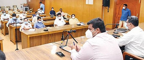 கரோனா தடுப்பூசி சிறப்பு முகாம் தொடர்பாக கரூர் மாவட்ட ஆட்சியர் அலுவலக கூட்ட அரங்கில்  நடைபெற்ற கூட்டத்தில் பேசுகிறார் மாவட்ட ஆட்சியர் த.பிரபுசங்கர்.