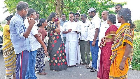 கம்மம்பள்ளி ஊராட்சி பாரூர் கிராமத்தில் அதிமுக எம்எல்ஏ அசோக்குமார் பொதுமக்களிடம் குறைகளை கேட்டறிந்தார்.