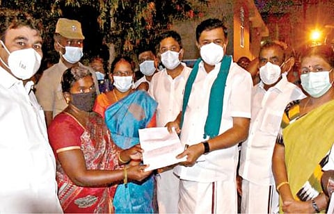 சென்னிமலை பகுதி பொதுமக்களிடம் செய்தித்துறை அமைச்சர்  மு.பெ.சாமிநாதன் கோரிக்கை மனுக்களைப் பெற்றார்.