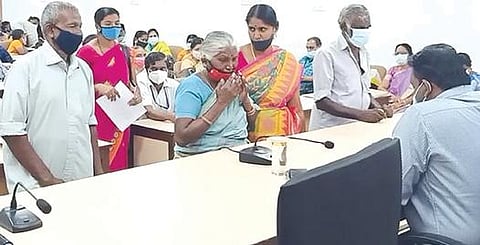 மாயமான ராணுவ வீரரை கண்டுபிடிக்கக்கோரி   -  தேனி ஆட்சியரிடம் குடும்பத்தினர் மனு :