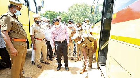 சிவகங்கை மாவட்ட ஆட்சியர் அலுவலக வளாக மைதானத்தில் பள்ளி வாகனங்களை ஆய்வு செய்த மாவட்ட ஆட்சியர் பி.மதுசூதன் ரெட்டி.