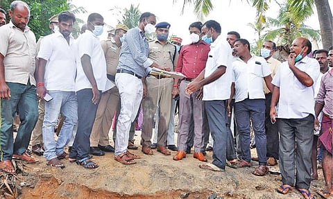 பிள்ளைச்சாவடி கிராமத்தில் தூண்டில் வளைவு அமைக்கப்பட உள்ள இடத்தினை ஆட்சியர் மோகன் ஆய்வு செய்தார்.