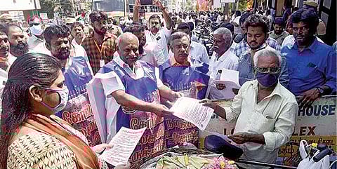 கோவையில் நேற்று காடேஸ்வரா சுப்பிரமணியம் தலைமையில் பொதுமக்களுக்கு விழிப்புணர்வு துண்டுப் பிரசுரங்கள் வழங்கிய இந்து முன்னணி அமைப்பினர். படம்: ஜெ.மனோகரன்