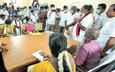 திருப்பத்தூர் மாவட்ட ஆட்சியர் கூடுதல் கூட்டரங்கில் மாவட்ட கவுன்சிலர்கள் நேற்று ஆட்சியர் அமர்குஷ்வாஹா முன்னிலையில் பதவி ஏற்றுக்கொண்டனர். அடுத்த படம்: ராணிப்பேட்டை மாவட்ட ஆட்சியர் பாஸ்கர பாண்டியன் முன்னிலையில், மாவட்ட கவுன்சிலர்கள் நேற்று பதவி ஏற்றுக்கொண்டனர்.