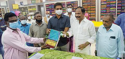 வேலூர் சாரதி மாளிகையில் உள்ள கோ-ஆப்டெக்ஸில்  தீபாவளி சிறப்பு விற்பனையை மாவட்ட ஆட்சியர் குமாரவேல் பாண்டியன் நேற்று தொடங்கி வைத்தார். அருகில், எம்எல்ஏ கார்த்திகேயன் உள்ளிட்டோர்.படம்: வி.எம்.மணிநாதன்.