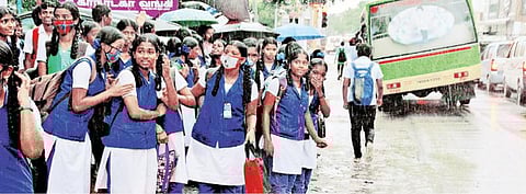 பாளையங்கோட்டையில் நேற்று மாலையில்  பெய்த திடீர் மழையால் கல்லூரி, பள்ளிகளில் இருந்து வந்த மாணவ, மாணவிகள் சிரமப்பட்டனர். படம்: மு.லெட்சுமி அருண்