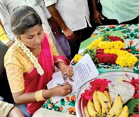 தென்காசி மாவட்டம், வெங்கடாம்பட்டி ஊராட்சி தலைவராக பொறுப்பேற்ற 22 வயது பொறியியல் பட்டதாரி ஸாருகலா.(வலது) பாளையங்கோட்டையில் தேர்வான ஊராட்சி ஒன்றியகுழு உறுப்பினர்கள் நேற்று பதவியேற்றனர்.படம்: மு.லெட்சுமி அருண்