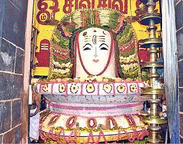 தஞ்சாவூர் பெரிய கோயிலில் பெருவுடையாருக்கு நேற்று ஐப்பசி மாத பவுர்ணமியை முன்னிட்டு நடைபெற்ற அன்னாபிஷேகத்தில் 750 கிலோ பச்சரிசி சாதத்தால் சிறப்பு அலங்காரம் செய்யப்பட்டது. (அடுத்த படம்) அரியலூர் மாவட்டம் கங்கைகொண்ட சோழபுரம் பிரகதீஸ்வரருக்கு 100 மூட்டை அரிசியால் சமைக்கப்பட்ட சாதம் சாற்றப்பட்டு தீபாராதனை காண்பிக்கப்படுகிறது.