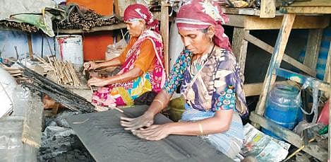 ஈரோடு பச்சைப்பாளிமேடு பகுதியில் பட்டாசு வெடிப்பதற்கு தேவையான நீளமான பத்தி தயாரிப்புப் பணி நடந்து வருகிறது.