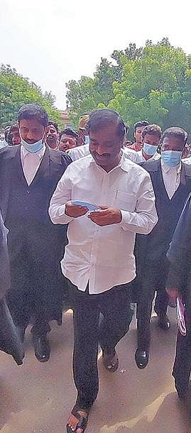 உளுந்தூர்பேட்டை  அருகே சுங்கச் சாவடியை சேதப்படுத்தியது தொடர் பான வழக்கில் விழுப்புரம் நீதிமன்றத்தில் ஆஜராக வந்த வேல்முருகன் எம்எல்ஏ.