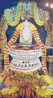 அன்னாபிஷேக அலங்காரத்தில் காட்சி அளித்த காஞ்சி புரம் முக்தீஸ்வரர்.