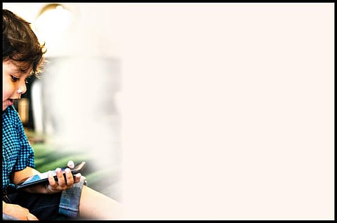 திரைகளால் தாமதமாகும் குழந்தைகளின் திறன் வளர்ச்சி :