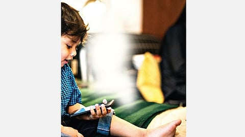 திரைகளால் தாமதமாகும் குழந்தைகளின் திறன் வளர்ச்சி