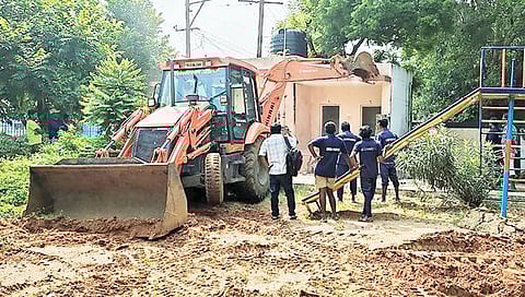 திருவண்ணாமலையில் பொக்லைன் இயந்திரம் மூலம் இடிக்கப்பட்ட நவிரம் பூங்கா.