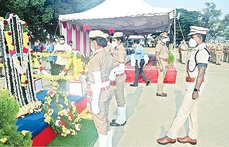 பணியின்போது உயிர் நீத்த காவலர்களுக்கு வீர வணக்கம் செலுத்தும் வகையில், வேலூர் நேதாஜி விளையாட்டு மைதானத்தில் உள்ள நினைவுத்தூணுக்கு மாவட்ட காவல் கண்காணிப்பாளர் செல்வகுமார் நேற்று மலர் வளையம் வைத்து வீர வணக்கம் செலுத்தினார். அடுத்த படங்கள்:  ராணிப்பேட்டையில் நடைபெற்ற நிகழ்ச்சியில் மலர் வளையம் வைத்து அஞ்சலி செலுத்திய மாவட்ட காவல் கண்காணிப்பாளர் டாக்டர் தீபா சத்யன்.  திருப்பத்தூர் மாவட்டம் பாச்சல் ஆயுதப்படை மைதானத்தில் மலர் வளையம் வைத்து அஞ்சலி செலுத்திய மாவட்ட காவல் கண்காணிப்பாளர் டாக்டர் பாலகிருஷ்ணன். கடைசிப் படம்: திருவண்ணாமலை ஆயுதப்படை மைதானத்தில் மலர் வளையம் வைத்து வீர வணக்கம் செலுத்திய மாவட்ட காவல் கண்காணிப்பாளர் பவன்குமார்.