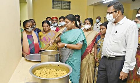 சேலம் அன்னை சத்யா  அம்மையார் நினைவு அரசு குழந்தைகள் இல்லத்தில் சமூக நலன் மற்றும் மகளிர் உரிமைத்துறை அமைச்சர் கீதா ஜீவன் உணவின் தரம் குறித்து ஆய்வு செய்தார். அருகில் ஆட்சியர் கார்மேகம், சமூக பாதுகாப்புத்துறை இயக்குநர் வளர்மதி உள்ளிட்டோர்.