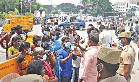 கல்லூரி மாணவி மர்ம மரணம் தொடர்பாக உரிய விசாரணை நடத்தக்கோரி, சேலம் ஆட்சியர் அலுவலகத்தை முற்றுகையிட்ட மாணவியின் பெற்றோர் மற்றும் உறவினர்களை சமாதானம் செய்த போலீஸார். படம்: எஸ்.குரு பிரசாத்