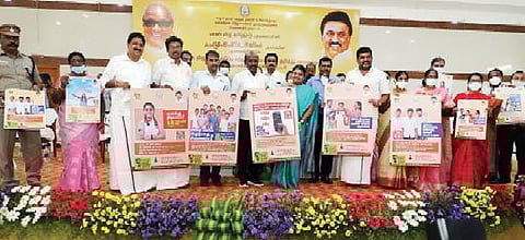 கிருஷ்ணகிரியில் நடந்த விழிப்புணர்வு நிகழ்ச்சியில், குழந்தைத் திருமணம் தடுப்பு குறித்த 13 வகையான விழிப்புணர்வு பதாகைகளை அமைச்சர்கள் மா.சுப்பிரமணியன், கீதாஜீவன் ஆகியோர் வெளியிட்டனர்.