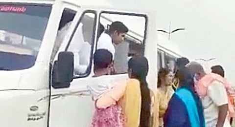 பாலியல் வழக்கில் குற்றம்சாட்டப்பட்டவர்களை கோவை நீதிமன்றத்தில் ஆஜர்படுத்திய பின்னர், சேலம் சிறைக்கு போலீஸார் அழைத்து வரும் வழியில், குற்றம்சாட்டப்பட்டவர்களை சந்தித்து பேசிய உறவினர்கள்.