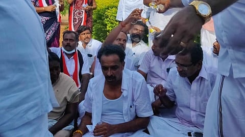 மறியலில் ஈடுபட்ட எம்.ஆர்.விஜயபாஸ்கர்.