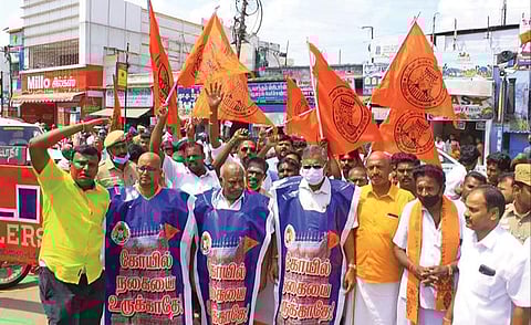 தமிழகத்தில் கோயில் நகைகளை உருக்கும் நடவடிக்கைக்கு எதிர்ப்பு தெரிவித்து திருநெல்வேலியில் இந்து முன்னணி சார்பில் ஊர்வலம் மற்றும் ஆர்ப்பாட்டம் நடைபெற்றது.