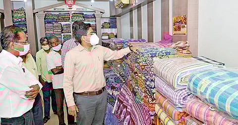 திருநெல்வேலியில்  கோ-ஆப்டெக்ஸ் காந்திமதி விற்பனை நிலையத்தில் தீபாவளி சிறப்பு தள்ளுபடி  விற்பனையை மாவட்ட ஆட்சியர் வே.விஷ்ணு தொடங்கி வைத்தார்.