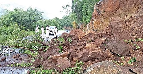 அந்தியூர் - பர்கூர் சாலையில் தொடர் மழையால் ஏற்பட்ட மண்சரிவில் பாறைகள் சாலையில் விழுந்துள்ளன.
