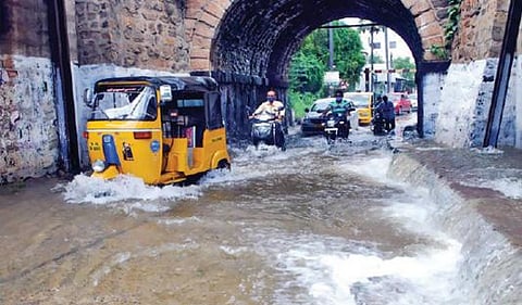 ஈரோடு நகரில் தொடர் மழை பெய்து வருவதால், கே.கே.நகர் ரயில்வே நுழைவுபாலத்தின் கீழ் மழை நீர் தேங்கியுள்ளது. இதனால், வாகன ஓட்டிகள் சிரமத்திற்குள்ளாகி வருகின்றனர்.