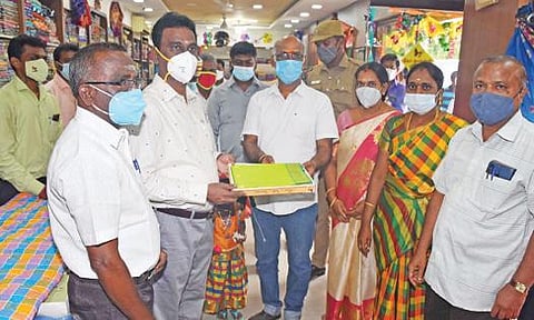 திண்டுக்கல்லில் கோ-ஆப்டெக்ஸ் விற்பனை நிலையத்தில் தீபாவளி சிறப்பு தள்ளுபடி விற்பனையை தொடங்கி வைத்த ஆட்சியர் ச.விசாகன்.