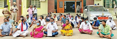 விழுப்புரம் ஆட்சியர் அலுவலகத்தை முற்றுகையிட்டு போராட்டம் நடத்திய ஊராட்சிமன்றத் தலைவரின் ஆதரவாளர்கள்.