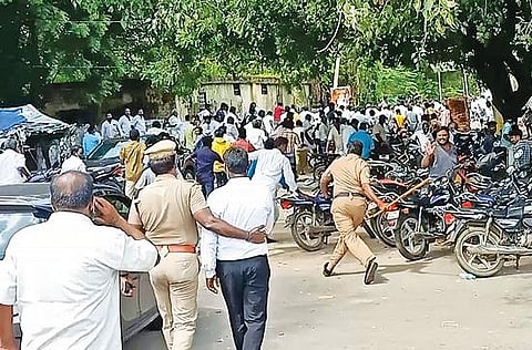 ஒலக்கூர் ஒன்றிய குழுத் தலைவர் தேர்தல் விவகாரத்தால் திண்டிவனம் அருகே சென்னை தேசிய நெடுஞ்சாலையில் நடைபெற்ற சாலை மறியல்.