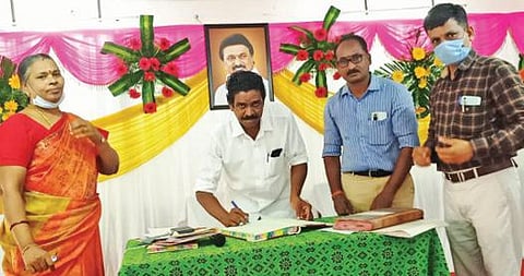 செஞ்சி ஒன்றியக்குழு தலைவராக விஜயகுமார் தேர்வு செய்யப்பட்டு, அதிகாரிகள் முன்னிலையில் பொறுப்பேற்றுக்கொண்டார்.