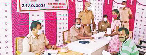 கிருஷ்ணகிரி உட்கோட்டத்திற்கு உட்பட்ட நகர காவல் நிலையத்தில் நடந்த மாபெரும் குறைதீர்க்கும் முகாமில் டிஎஸ்பி சரவணன் மனுக்களை பெற்றார்.