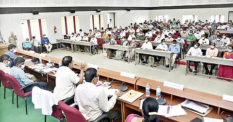 சேலம் ஆட்சியர் அலுவலகத்தில் நடந்த வடகிழக்கு பருவமழை முன்னேற்பாடு பணிகள் குறித்த ஆய்வுக்கூட்டத்தில், மாவட்ட கண்காணிப்பு அலுவலரும், பூம்புகார் கப்பல் போக்குவரத்து கழகத் தலைவரும் மேலாண் இயக்குநருமான சண்முகராஜா பேசினார். உடன் ஆட்சியர் கார்மேகம், மாநகராட்சி ஆணையர் கிறிஸ்துராஜ் உள்ளிட்டோர் உள்ளனர்.