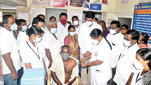 ஈரோடு அகத்தியர் வீதியில் நடந்த கரோனா தடுப்பூசி முகாமினை ஈரோடு கிழக்குத் தொகுதி எம்.எல்.ஏ. திருமகன் ஈவெரா பார்வையிட்டு ஆய்வு செய்தார்.