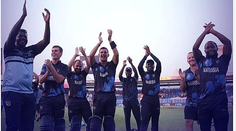 சூப்பர்-12 சுற்றுக்கு தகுதி பெற்றதை கொண்டாடிய நமிபியா அணியினர் | படம் உதவி ட்விட்டர்