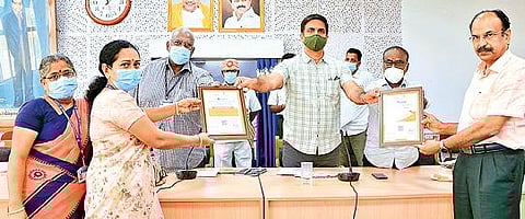 தாராபடவேடு அங்கன்வாடி மற்றும் டார்லிங் நம்ம வீடு உணவகத்துக்கு சுகாதாரத்தில் 5 நட்சத்திர தரச்சான்றை ஆட்சியர் குமாரவேல் பாண்டியன், அங்கன்வாடி ஊழியர்கள் மற்றும் டார்லிங் குழும நிர்வாக இயக்குநர் வெங்கடசுப்புவிடம் வழங்கினார்.