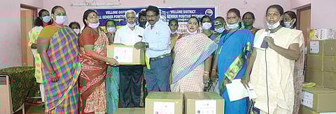 வேலூர் மாவட்ட அனைத்து இன மக்களுக்கான அமைப்பு மற்றும் தமிழ்நாடு திருநங்கைகள் அறக்கட்டளை சார்பில் ஓல்டு டவுன் பகுதியில் நடைபெற்ற கூட்டத்தில் மூன்றாம் பாலினத்தினர்களுக்கு நலத்திட்ட உதவிகள் வழங்கப்பட்டன.படம்:வி.எம்.மணிநாதன்