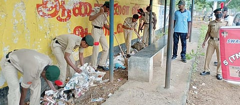 பாளையங்கோட்டையில் தூய சவேரியார் கல்லூரி என்.சி.சி. மாணவர்கள் தூய்மைப் பணியில் ஈடுபட்டனர்.