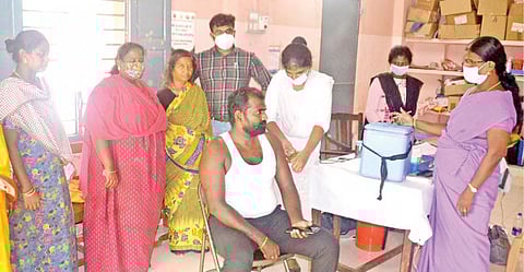 திருநெல்வேலி கொக்கிரகுளத்தில் நடைபெற்ற 6-வது கட்ட தடுப்பூசி முகாமில் பொதுமக்களுக்கு கரோனா தடுப்பூசி செலுத்தப்பட்டது.  படம்: மு.லெட்சுமி அருண்