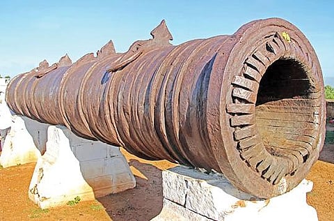 தஞ்சாவூர் அரண்மனை கோட்டைச்சுவரில் 400 ஆண்டுகளுக்கும் மேலாக உள்ள ராஜகோபாலன் பீரங்கி.