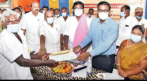 தஞ்சாவூர் அருகே வல்லம்புதூர் ஊராட்சியில் நேற்று 87 பேருக்கு இலவச வீட்டுமனைப் பட்டா வழங்குகின்றனர் எம்.பி பழநிமாணிக்கம், ஆட்சியர் தினேஷ் பொன்ராஜ் ஆலிவர் ஆகியோர். உடன், எம்எல்ஏக்கள் துரை.சந்திரசேகரன், டி.கே.ஜி.நீலமேகம் உள்ளிட்டோர்.