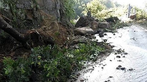 கொடைக்கானல் - பெரியகுளம் மலைச்சாலை அடுக்கம் பகுதியில் சாலையில் ஏற்பட்ட மண்சரிவு.